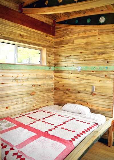 Rustic Bedroom by Eckalizzi Design