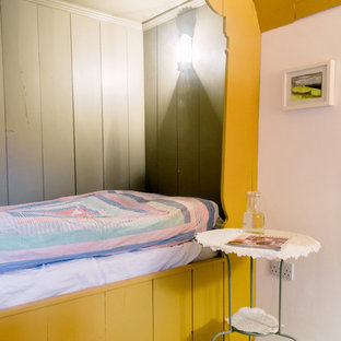 Foto de habitación de invitados tradicional, pequeña, con paredes amarillas y suelo de madera pintada