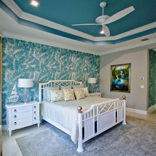 Diseño de dormitorio principal, actual, grande, con paredes azules, suelo de mármol y suelo blanco