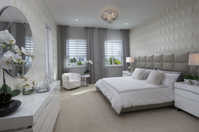 Foto de dormitorio principal moderno grande con paredes multicolor, moqueta y suelo beige