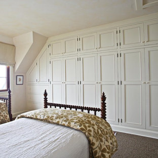 Foto de habitación de invitados tradicional con paredes blancas y moqueta