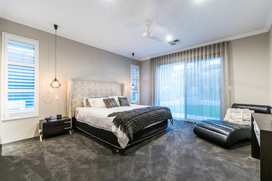 パースにある広いコンテンポラリースタイルのおしゃれな主寝室 (ベージュの壁、カーペット敷き、グレーの床)