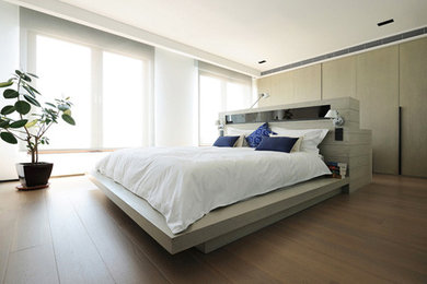 На фото: хозяйская спальня в современном стиле с белыми стенами и светлым паркетным полом без камина с