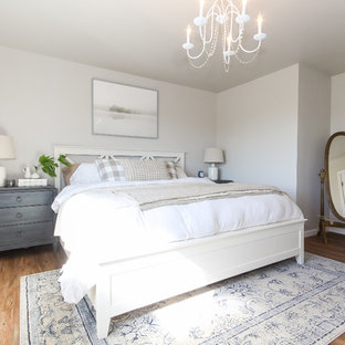 Foto de dormitorio principal, clásico renovado, pequeño, con paredes grises, suelo vinílico y suelo marrón