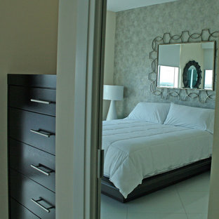 Imagen de habitación de invitados actual, de tamaño medio, con paredes beige, suelo de baldosas de porcelana y suelo blanco