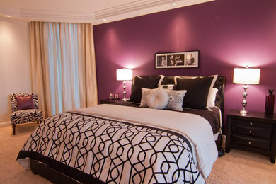 ラスベガスにある中くらいなコンテンポラリースタイルのおしゃれな主寝室 (紫の壁、カーペット敷き、暖炉なし) のインテリア