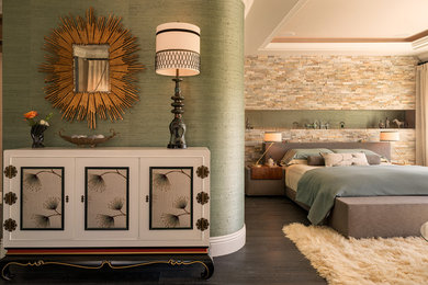 ラスベガスにある広いコンテンポラリースタイルのおしゃれな主寝室 (グレーの壁、濃色無垢フローリング、暖炉なし、茶色い床) のインテリア