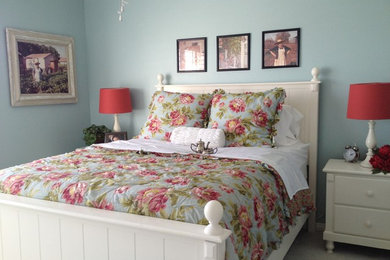 シンシナティにあるトラディショナルスタイルのおしゃれな客用寝室 (カーペット敷き、白い床)