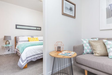 Kleines Modernes Schlafzimmer mit weißer Wandfarbe, Teppichboden und grauem Boden in Auckland