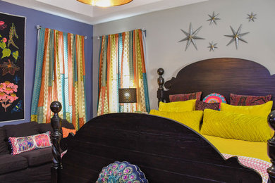 Foto de dormitorio principal bohemio grande con paredes púrpuras, suelo de madera oscura y suelo gris