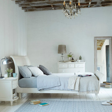 Lauren bed in vintage white