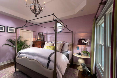 Imagen de habitación de invitados clásica renovada pequeña con paredes púrpuras y suelo de madera oscura