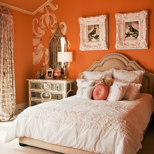 Shabby chic-inspirerad inredning av ett sovrum, med orange väggar