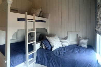 フィラデルフィアにある中くらいなビーチスタイルのおしゃれな客用寝室 (白い壁、無垢フローリング、暖炉なし) のインテリア