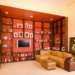 Imagen de dormitorio principal, contemporáneo, extra grande, con parades naranjas, moqueta y suelo beige