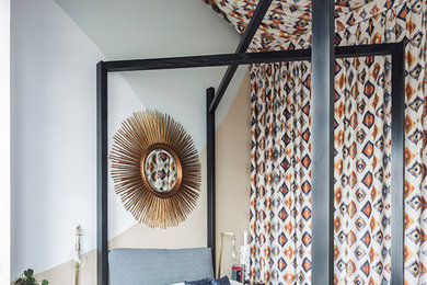 Diseño de dormitorio contemporáneo con paredes multicolor, suelo de madera pintada y suelo negro