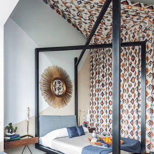 Idee per una camera da letto design con pareti multicolore, pavimento in legno verniciato e pavimento nero