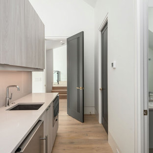Mittelgroßes Modernes Gästezimmer mit weißer Wandfarbe, hellem Holzboden, beigem Boden und gewölbter Decke in Charleston