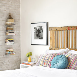 Esempio di una camera da letto industriale