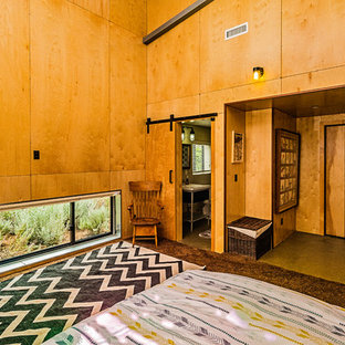 Réalisation d'une chambre d'amis vintage de taille moyenne avec un mur jaune, béton au sol, un sol gris et aucune cheminée.