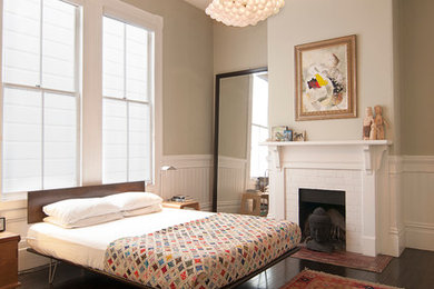 サンフランシスコにあるヴィクトリアン調のおしゃれな寝室 (グレーの壁) のレイアウト