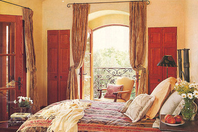 サンルイスオビスポにある中くらいなトラディショナルスタイルのおしゃれな主寝室 (ベージュの壁) のインテリア