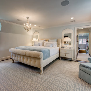 Imagen de dormitorio principal, tradicional renovado, grande, con paredes azules, moqueta y suelo azul