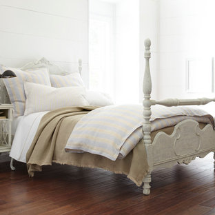 Mittelgroßes Shabby-Look Schlafzimmer mit weißer Wandfarbe und dunklem Holzboden in Sonstige