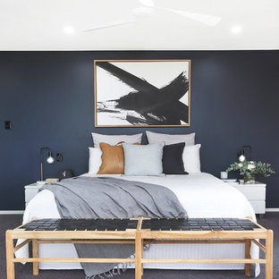 Modernes Hauptschlafzimmer mit schwarzer Wandfarbe, Teppichboden und grauem Boden in Sonstige