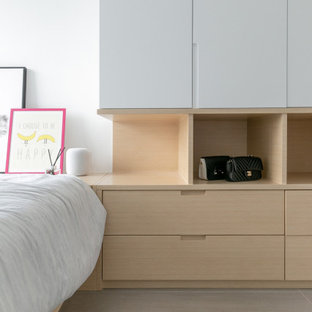 Diseño de dormitorio principal, minimalista, pequeño, con paredes blancas, suelo de baldosas de cerámica y suelo gris