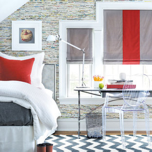 Diseño de habitación de invitados tradicional renovada, grande, sin chimenea, con paredes multicolor y suelo de madera en tonos medios