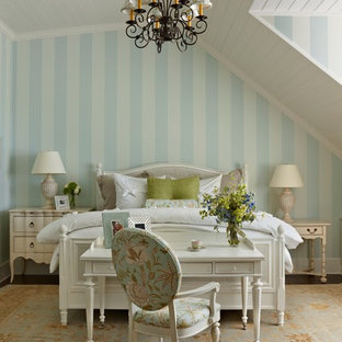 Modelo de dormitorio principal, tradicional, grande, con paredes multicolor y suelo de madera oscura