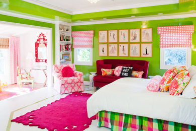 サンフランシスコにあるエクレクティックスタイルのおしゃれな寝室 (緑の壁、塗装フローリング、暖炉なし)
