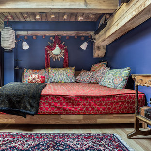 Foto de dormitorio de estilo zen, de tamaño medio, sin chimenea, con paredes azules, suelo de madera clara y suelo marrón