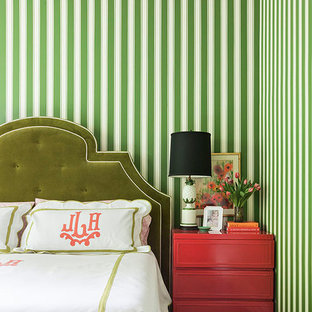 Diseño de dormitorio principal, clásico renovado, extra grande, con paredes verdes, suelo de madera oscura, chimenea tradicional y marco de chimenea de madera