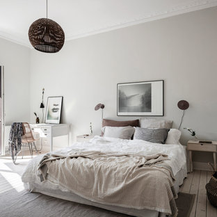 Inspiration för nordiska sovrum, med grå väggar, ljust trägolv och beiget golv