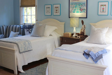 アトランタにある広いトランジショナルスタイルのおしゃれな客用寝室 (青い壁、無垢フローリング、暖炉なし、茶色い床) のインテリア