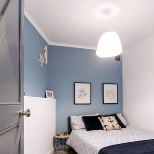 Ejemplo de habitación de invitados costera, pequeña, sin chimenea, con paredes azules, suelo de linóleo y suelo gris