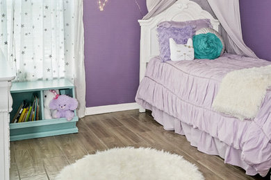 ジャクソンビルにある小さなコンテンポラリースタイルのおしゃれな寝室 (紫の壁、セラミックタイルの床、暖炉なし、マルチカラーの床)