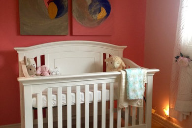 バンクーバーにある中くらいなコンテンポラリースタイルのおしゃれな寝室 (ピンクの壁、カーペット敷き、暖炉なし)
