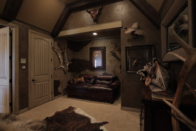 ダラスにあるサンタフェスタイルのおしゃれな寝室 (グレーの壁、カーペット敷き) のレイアウト