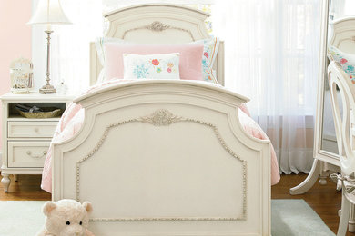 シドニーにある中くらいなシャビーシック調のおしゃれな寝室 (ピンクの壁、塗装フローリング、茶色い床)