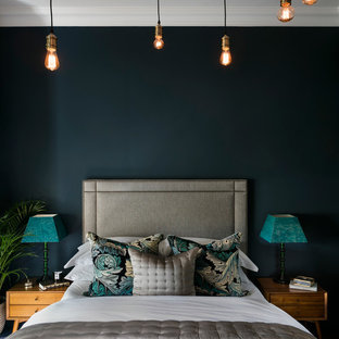 Foto de dormitorio principal, ecléctico, con paredes azules y suelo de madera oscura