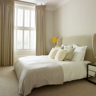Diseño de dormitorio principal, actual, pequeño, con paredes beige y moqueta