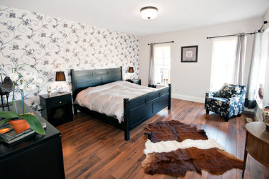 Großes Landhaus Hauptschlafzimmer ohne Kamin mit brauner Wandfarbe, dunklem Holzboden und braunem Boden in Toronto