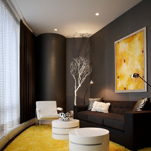 Foto de habitación de invitados contemporánea, de tamaño medio, sin chimenea, con paredes grises y suelo de madera en tonos medios