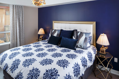 Imagen de habitación de invitados contemporánea sin chimenea con paredes azules y suelo de madera en tonos medios