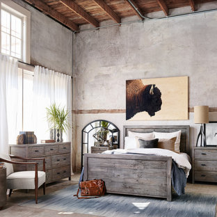 Diseño de dormitorio principal, rústico, grande, con paredes grises, suelo de cemento y suelo beige