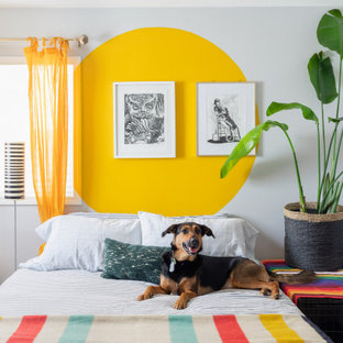 Diseño de dormitorio actual con paredes multicolor