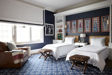 Großes Klassisches Hauptschlafzimmer mit blauer Wandfarbe und Teppichboden in New York